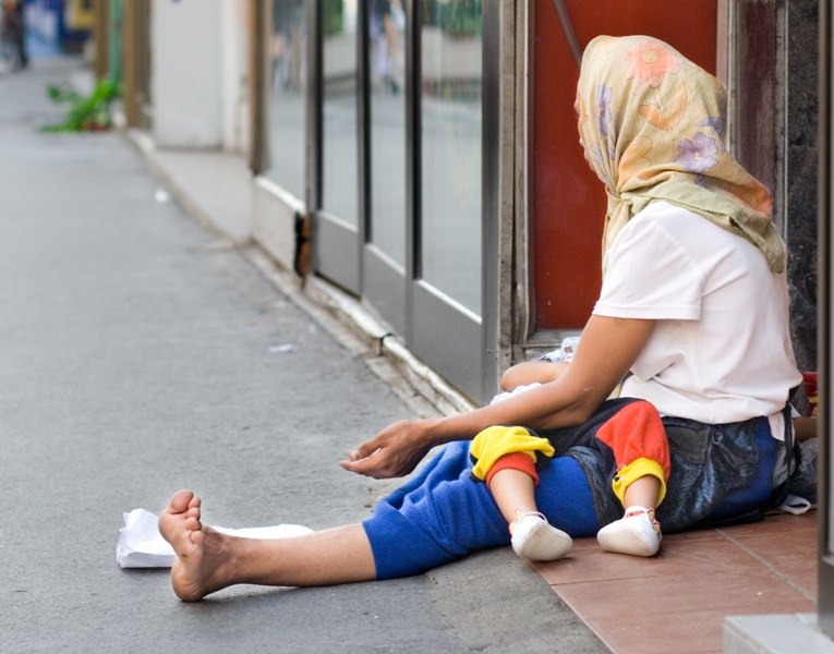 Minori constrânși și supravegheați de familie să cerșească în Sectorul 5. Percheziții domiciliare, patru persoane reținute