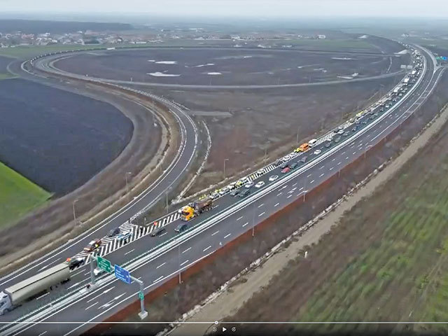 Moldova are autostradă. Ce face cu ea Autostrada Moldovei a redus timpul de transport pe Bucureşti-Buzău de la 1 oră şi 45 de minute la circa o oră: „Avem doar de câştigat pe transport: vara aducem orzul din ţară la fabrica din Buzău, dar ne ajută şi pe livrarea malţului la fabricile de bere din Bucureşti, Ploieşti sau Craiova“