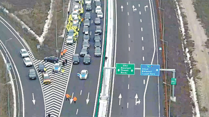 Moldova are autostradă. Ce face cu ea Doi dintre cei mai mari producători de carne, Ava Star şi Kosarom din Paşcani, despre Autostrada Moldovei: A7 consolidează accesul la pieţe mari de consum, precum Bucureşti, sudul şi vestul României, dar şi la rute de export. Scurtăm timpii pe tot lanţul, reducem cheltuielile şi eficientizăm