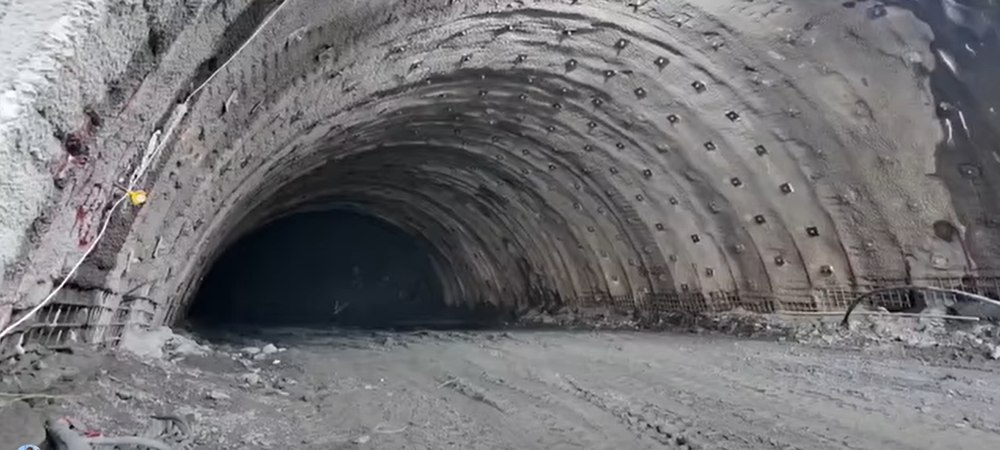 Momentul în care are loc o detonare controlată la primul tunel de autostradă din Vâlcea, Robești