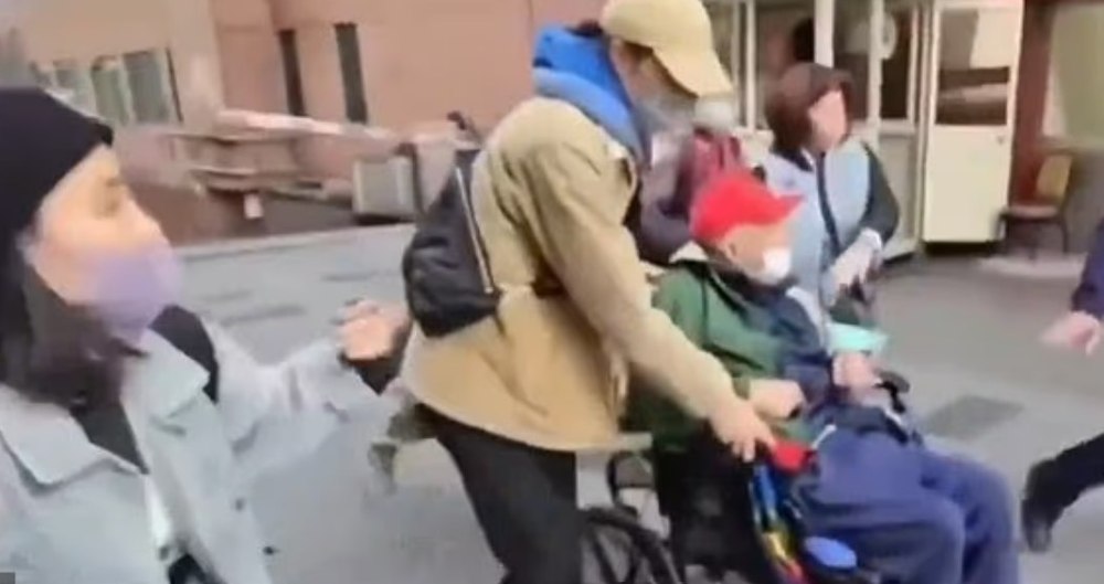 Momentul în care un milionar de 102 ani este răpit de rudele care au aflat că vrea să-i lase averea îngrijitoarei, cu care s-a căsătorit în secret