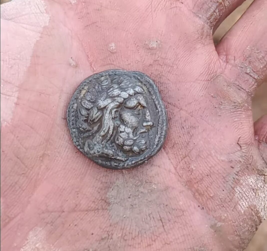 Monede grecești vechi de peste 2.000 de ani, descoperite în Gorj / Artefactele din timpul domniei lui Filip al II-lea al Macedoniei au fost găsite cu un detector de metale