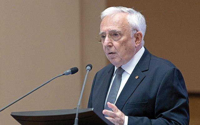 Mugur Isărescu, guvernatorul BNR: Eu nu agreez bucuria unora care spun că vom da cu capul de ziduri din cauza acestui deficit bugetar şi a situaţiei ţării. Deficitul trebuie finanţat. Haideţi să rezolvăm problema deficitului şi a datoriei
