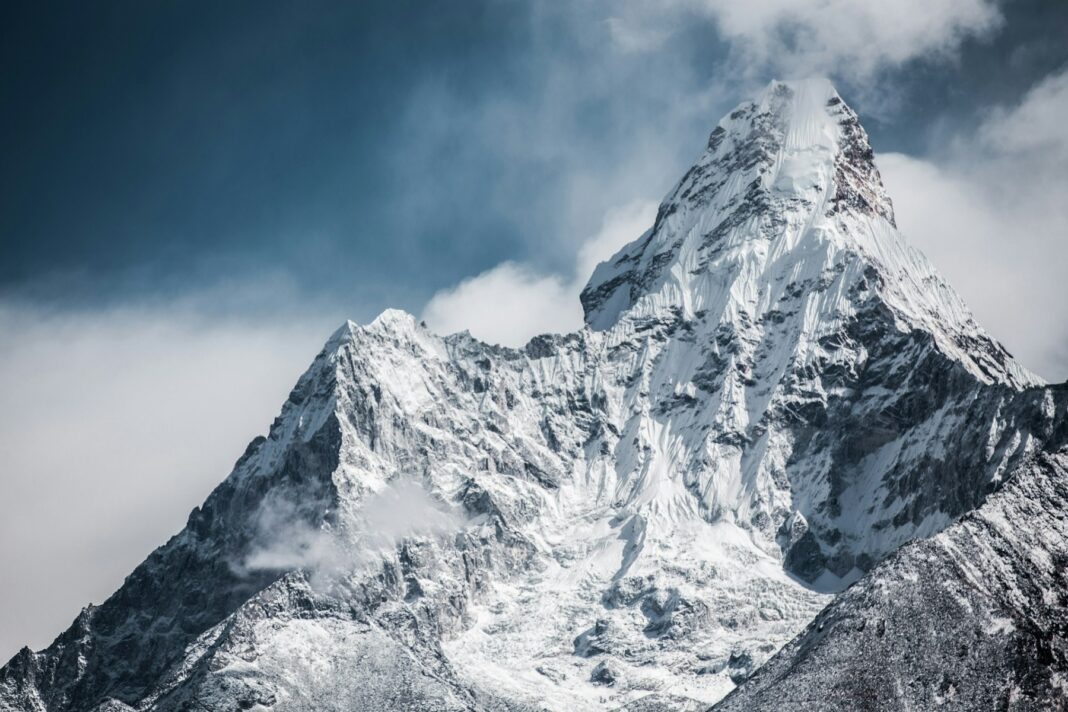 Nepalul intenţionează să înăsprească condiţiile impuse alpiniştilor care vor să escaladeze Everestul, cel mai înalt vârf de pe Pământ