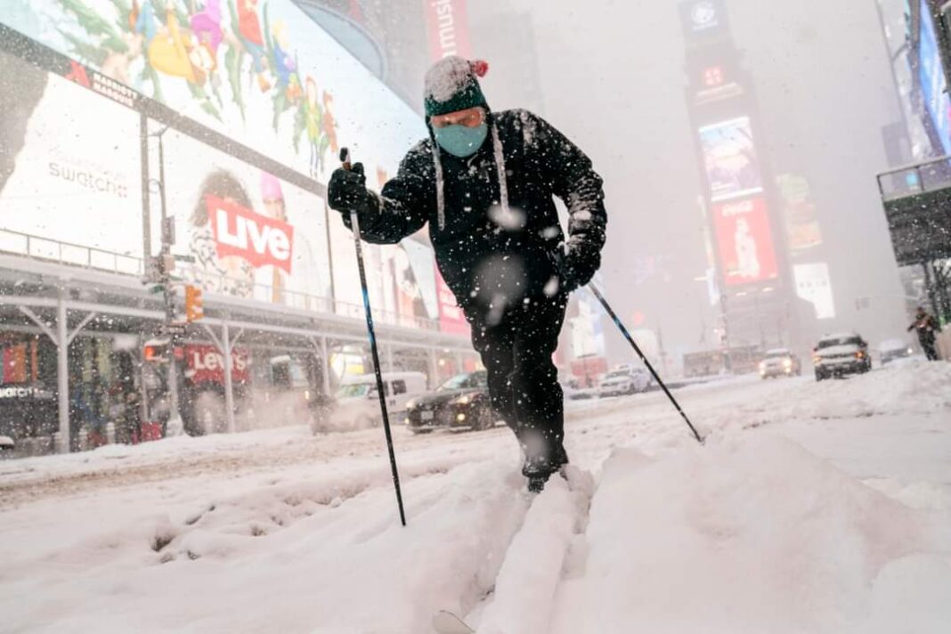 New York-ul în alertă după căderile masive de zăpadă / Ninsorile abundente lasă peste 600.000 de locuințe și companii fără energie electrică  în nord-estul Statelor Unite