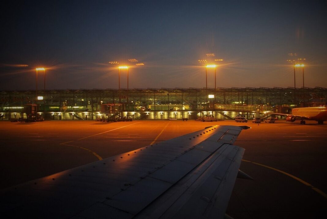 NEWS.ro: Aeroportul Koln/Bonn din Germania îşi reia activitatea după un incident de securitate