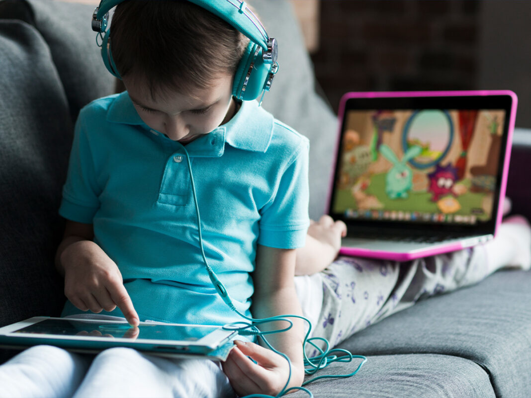 NEWS.ro: Agitaţia, impulsivitatea şi lipsa de concentrare la copii: ADHD sau reacţie la suprastimulare digitală? Cum putem interveni eficient