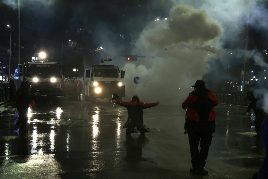 NEWS.ro: Albania: Ciocniri la Tirana între poliţie şi protestatari. Forţele de ordine au folosit gaze lacrimogene şi tunuri de apă - VIDEO
