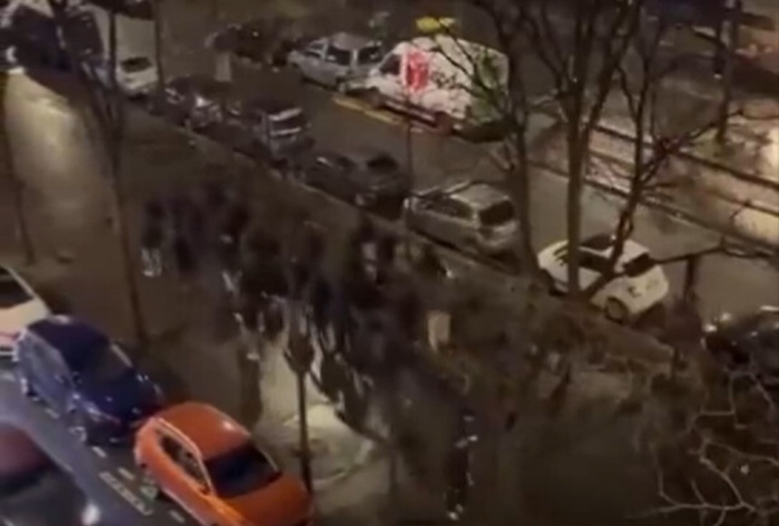 NEWS.ro: Anchetă la Paris după ce aproximativ 50 de bărbaţi cu cagule fac saluturi naziste pe un bulevard parizian. Svastici pe Statuia Republicii, în centrul capitalei franceze