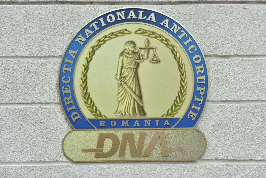 NEWS.ro: Arhitectul şef de la Primăria Sectorului 5, acuzat de DNA că a primit 15.000 de euro de la un om de afaceri pentru documentele necesare finalizării unui imobil / Un director adjunct de la Poliţia Locală, acuzat că a primit 70.000 de lei