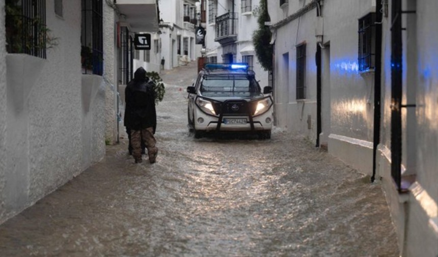 NEWS.ro: Autoritatea electorală portugheză confirmă organizarea turului doi al alegerilor prezidenţiale duminică, în pofida unor perturbări provocate de intemperii. Primăria din Alcacer do Sal, afectată de inundaţii, a amânat alegerile duminica viitoare