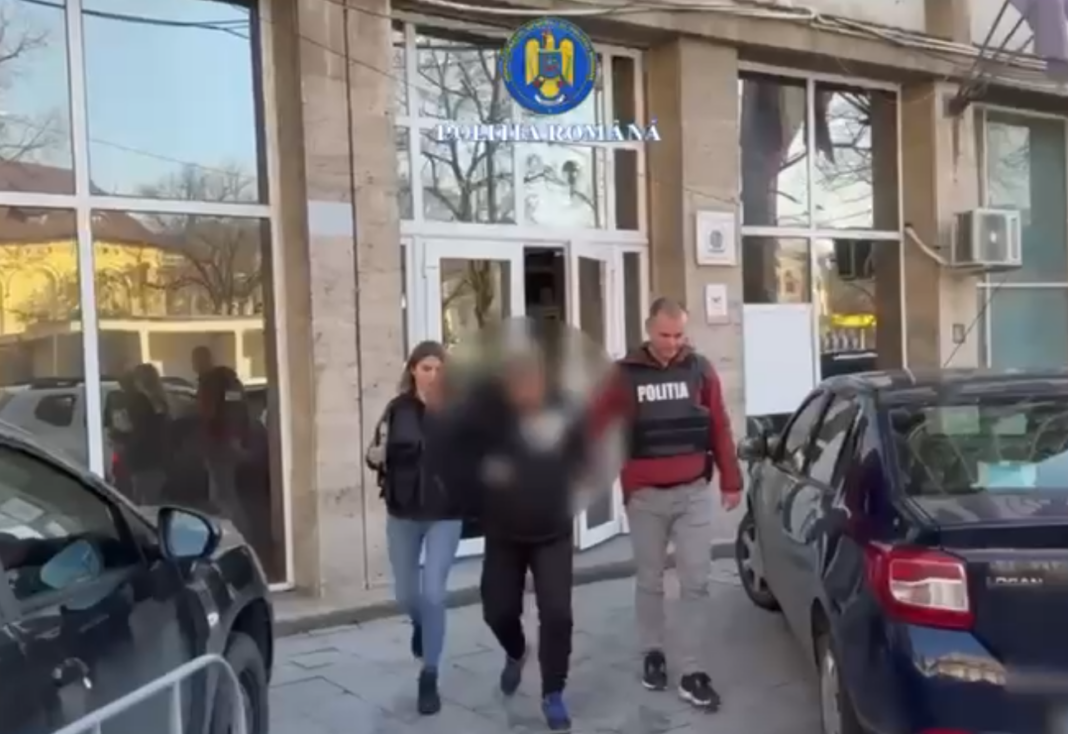 NEWS.ro: Bărbat acuzat că şi-a violat nepoata în vârstă de opt ani şi ar fi obligat-o să se uite la clipuri cu conţinut sexual/ Percheziţii la locuinţa bărbatului, care a fost reţinut/ Dosarul vizează infracţiuni de viol şi corupere sexuală a minorilor - VIDEO