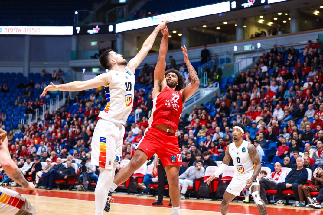NEWS.ro: Baschet masculin: U BT Cluj, eşec dramatic după prelungiri cu liderul Hapoel Ierusalim, în grupa A din BKT EuroCup