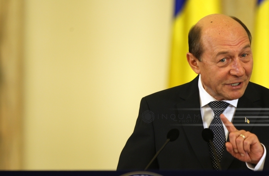 NEWS.ro: Băsescu: Aş lua recesiunea tehnică ca fiind un semnal de alarmă/ Măsurile nu sunt ale lui Ilie Bolojan, măsurile sunt ale coaliţiei/ Dacă vă uitaţi la PSD, ei parcă nu ar fi fost la guvernare când s-a produs dezastrul