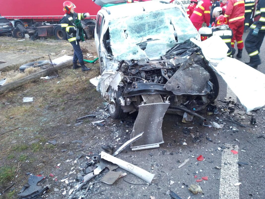NEWS.ro: Bistriţa-Năsăud: Trei persoane, între care un copil de 14 ani, au fost rănite într-un accident rutier produs la Josenii Bârgăului / O femeie a fost blocată în autoturism - FOTO