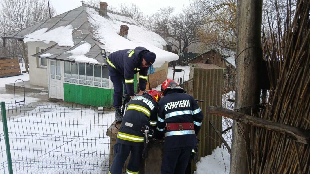 NEWS.ro: Botoşani: Bărbat care a căzut într-o fântănă adâncă de şapte metri, salvat de pompieri/ Victima a reuşit să se prindă de lanţ şi să sune la 112
