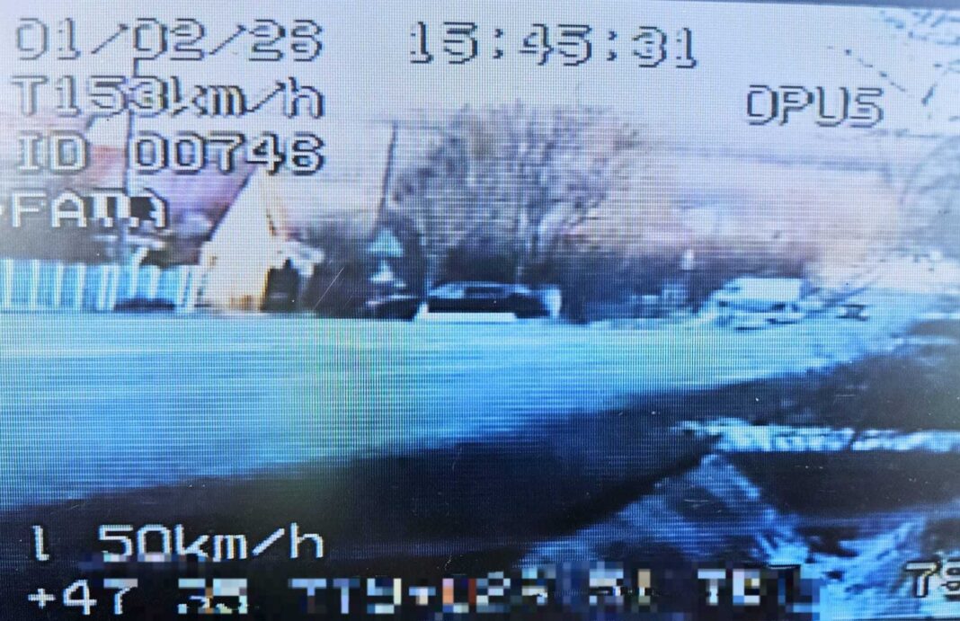 NEWS.ro: Botoşani: Un şofer a fost înregistrat de aparatul radar în timp ce circula cu 153 km/h pe un sector de drum unde limita de viteză este de 50 km/h / El a rămas fără permis pentru patru luni - FOTO