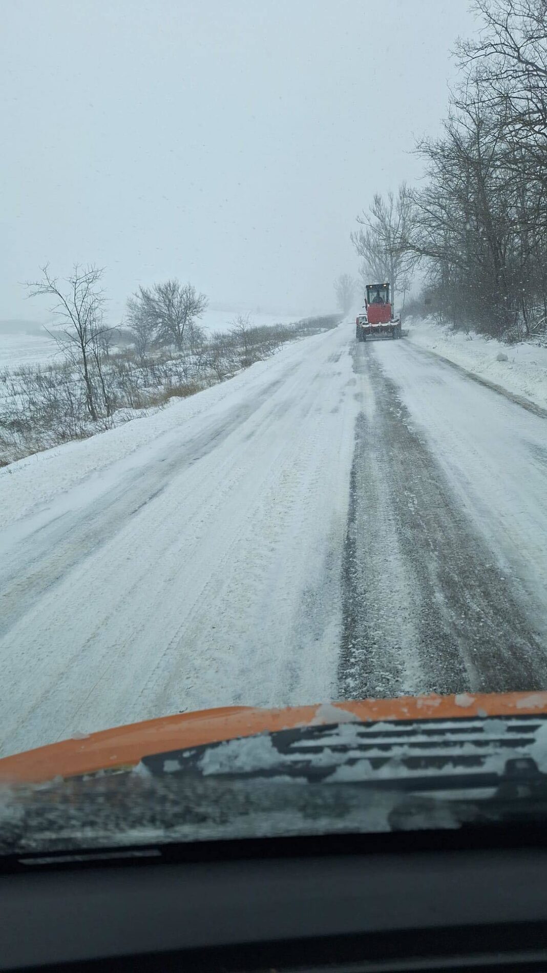 NEWS.ro: Brăila: Microbuz cu şapte persoane, înzăpezit pe DN 22, la Şuţeşti. Şoferul anunţă că a rămas fără combustibil