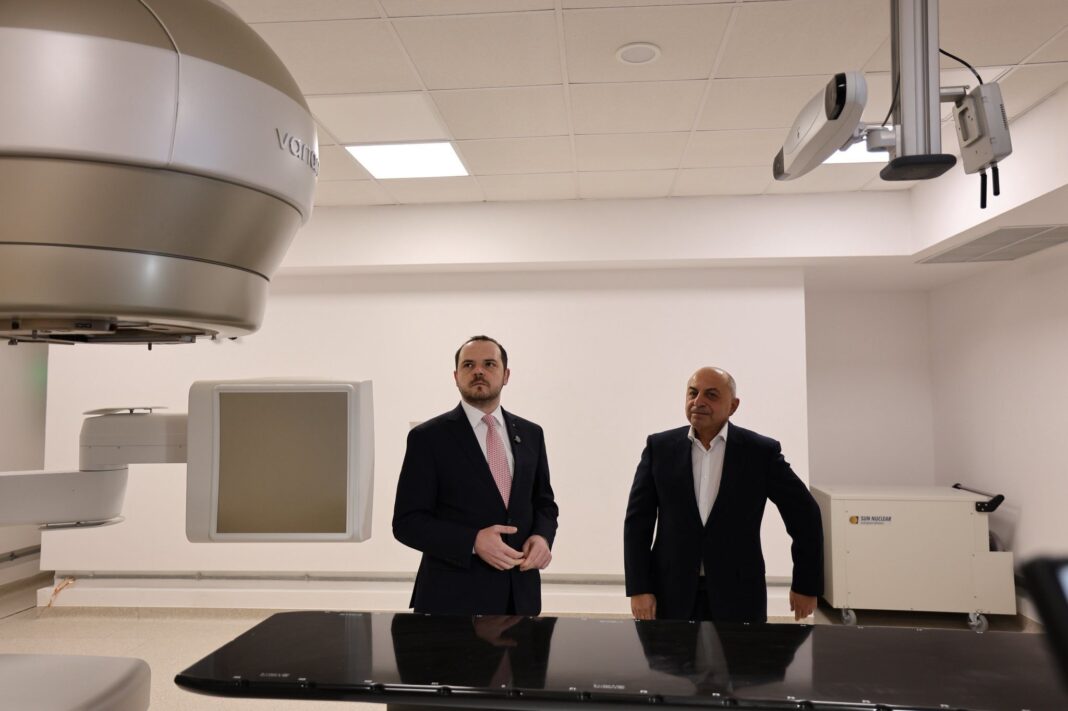 NEWS.ro: Buncăr oncologic la Spitalul Universitar Bucureşti, la 12 metri sub nivelul solului - Cătălin Cîrstoiu: O zi în care, practic, cu un ochi plâng şi cu unul râd/ Alexandru Rogobete: Singurul centru public care va realiza radioterapie stereotactică - FOTO