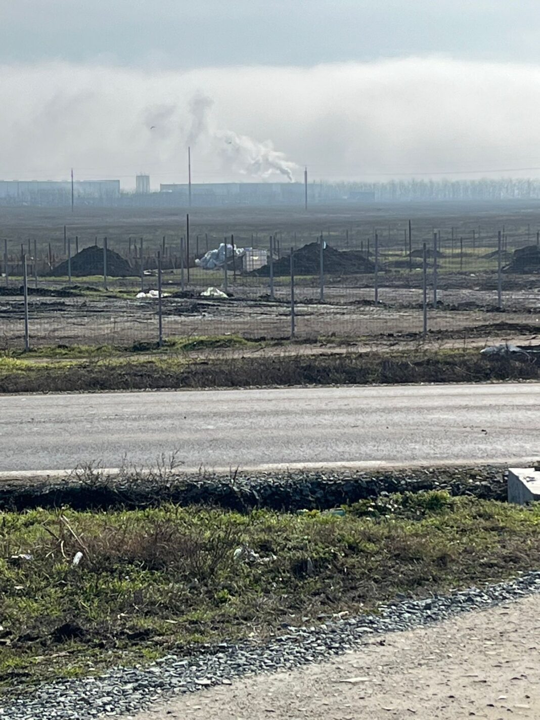 NEWS.ro: Calitatea aerului din comuna Ciulniţa, judeţul Călăraşi, monitorizată pentru a doua oară în acest an, după ce localnicii au reclamat prezenţa unui miros înţepător specific hidrogenului sulfurat / La măsurătorile anterioare, depăşire de 20 de ori