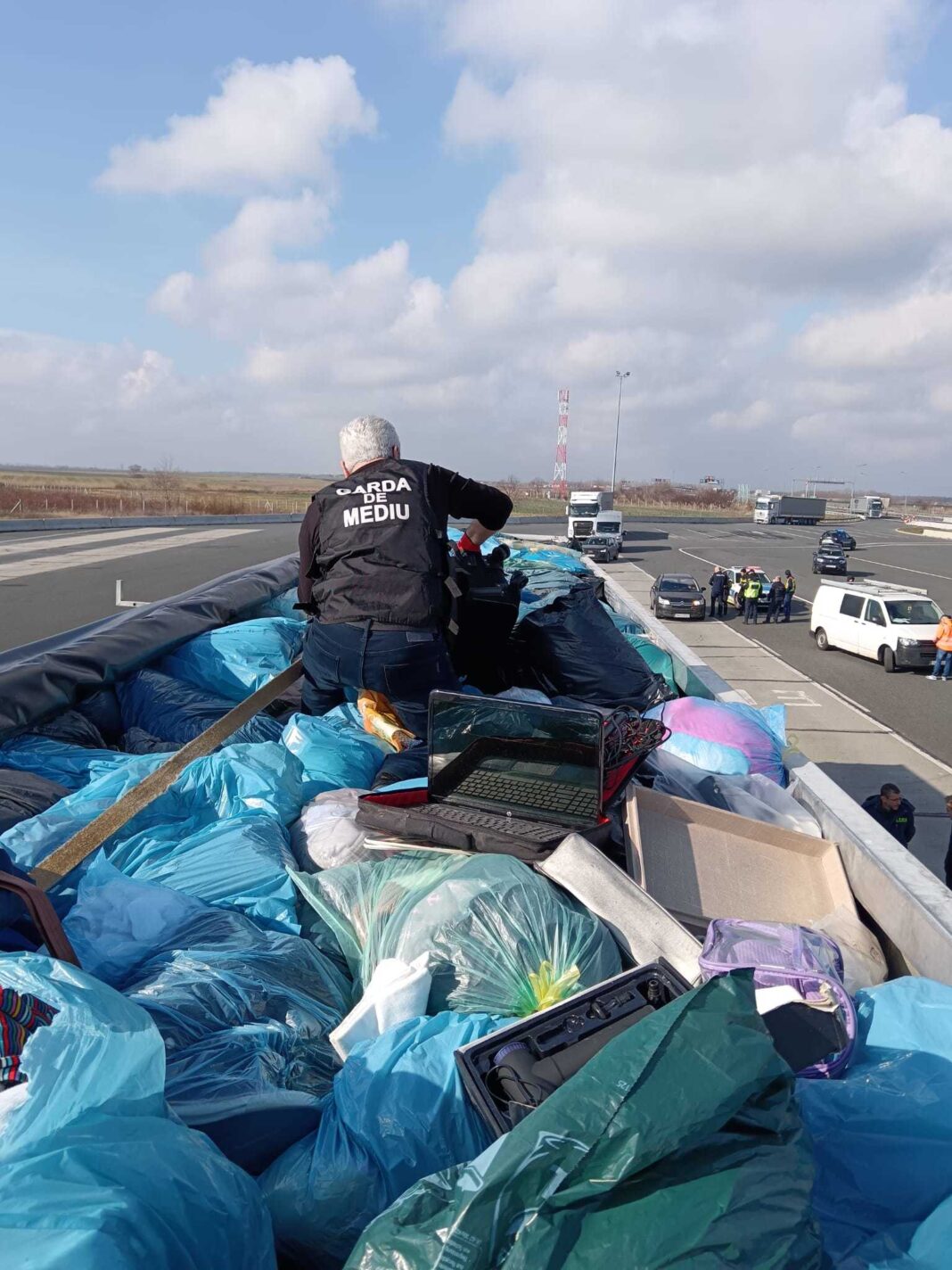NEWS.ro: Camion cu peste 16 tone de deşeuri, sigilat în apropierea fostului Punct de Trecere a Frontierei Nădlac 2 / Marfa provenea din Germania şi avea ca destinaţie un agent economic din judeţul Hunedoara - FOTO