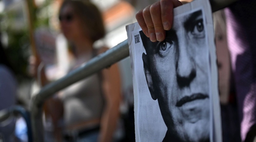 NEWS.ro: CEDO condamnă Rusia cu privire la ”tratamente inumane” şi ”detenţie ilegală” în cazul opozantului  Aleksei Navalnîi, decedat în închisoare, căruia-i acordă despăgubiri morale în sumă de 26.000 de euro. Moscova refuză să plătească