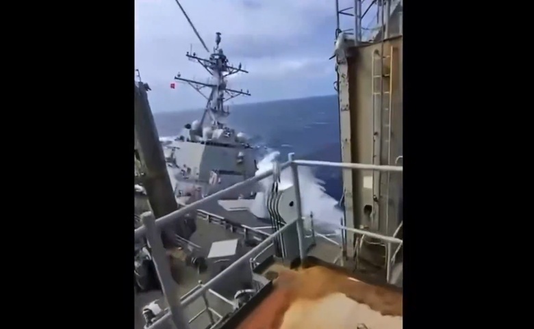 NEWS.ro: Cel puţin doi marinari răniţi în urma unei coliziuni între un distrugător şi o navă de realimentare americane, la Marea Caraibilor, după ce un militar cade peste bord din nava amfibie de asalt USS Iwo Jima şi moare