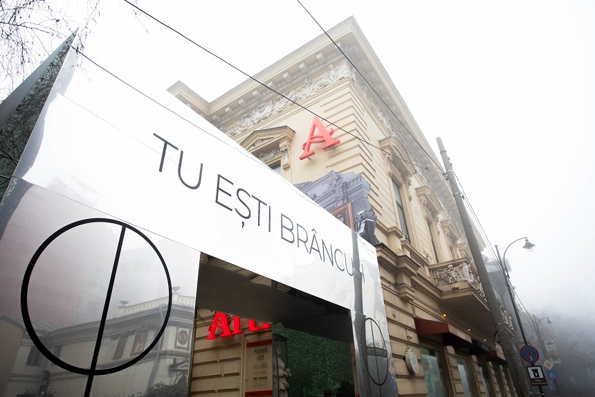 NEWS.ro: Celebra „Poartă a Sărutului”, recreată ca oglindă, la intrarea în curtea Palatului Cesianu-Racoviţă/ VIDEO