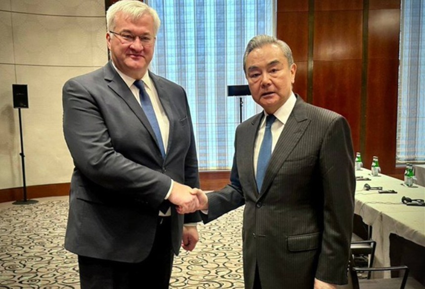 NEWS.ro: China este pregătită să ofere ”un nou ajutor umanitar” Ucrainei îi spune la MSC Wang Yi lui Andrii Sîbiga