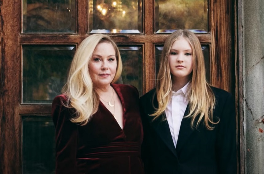 NEWS.ro: Christina Applegate a dezvăluit că este imobilizată în mare parte la pat din cauza sclerozei multiple