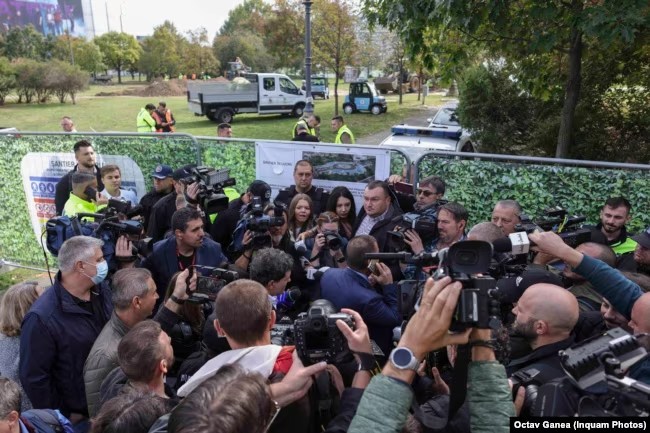 NEWS.ro: Ciprian Ciucu: PMB riscă să piardă o sumă uriaşă, 220.161.760 de lei, pentru că primarul Sectorului 4, Daniel Băluţă, refuză predarea amplasamentelor pentru efectuarea lucrărilor la reţeaua de termoficare