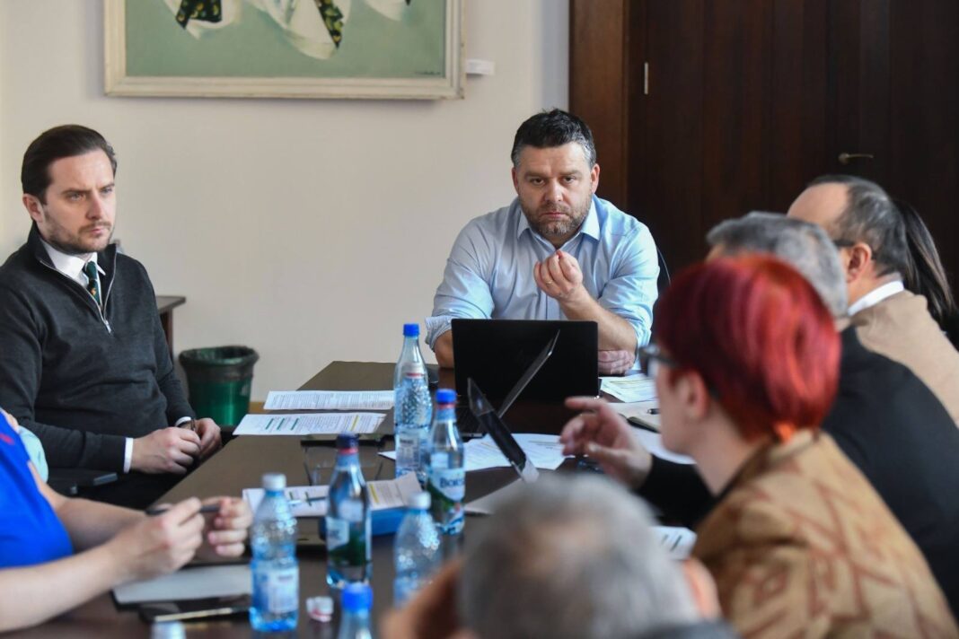 NEWS.ro: Ciucu: Voi încerca să aflu eu direct ce se întâmplă la STB. Am cerut să vină până lunea viitoare cu un plan clar de reducere a cheltuielilor. Nu vor mai fi discuţii despre majorări de tarife până nu vom avea acest plan clar adoptat
