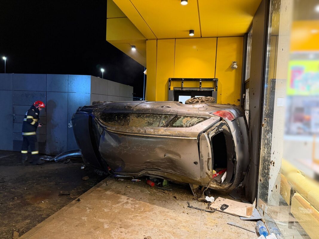 NEWS.ro: Cluj: Bărbat, arestat preventiv după ce, conducând fără permis, a intrat cu maşina într-un stâlp de iluminat şi în peretele unui magazin din parcarea mall-ului din Floreşti/ El a refuzat să îi fie recoltate probe biologice - FOTO