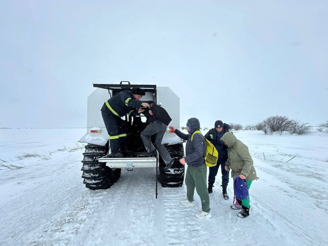 NEWS.ro: COD GALBEN DE NINSORI ŞI VISCOL - IGSU: Autoturisme blocate pe drumuri înzăpezite. Autorităţile intervin în Bucureşti şi două judeţe / Avarii privind alimentarea cu energie în 7 localităţi din 4 judeţe, 2.141 consumatori sunt afectaţi