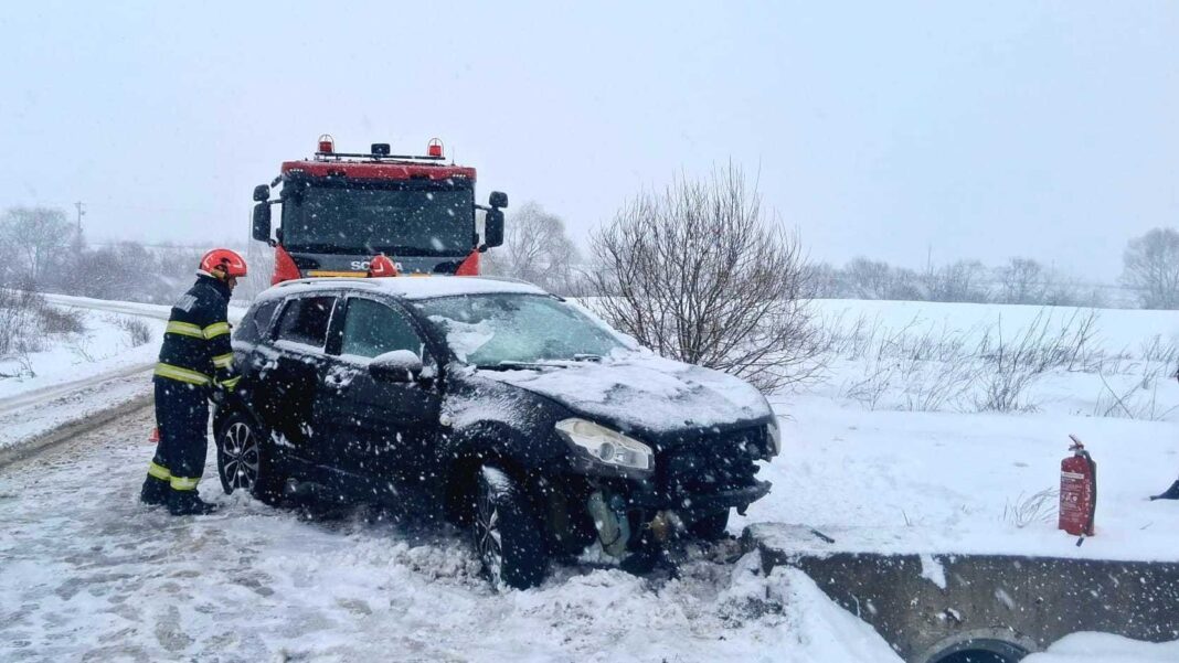 NEWS.ro: COD GALBEN DE NINSORI ŞI VISCOL - IGSU: Circulaţia, oprită pe două tronsoane de drumuri naţionale şi 20 tronsoane pe drumuri judeţene din 6 judeţe, din cauza zăpezii depuse pe carosabil / Un autovehicul cu 4 persoane, blocat în judeţul Călăraşi