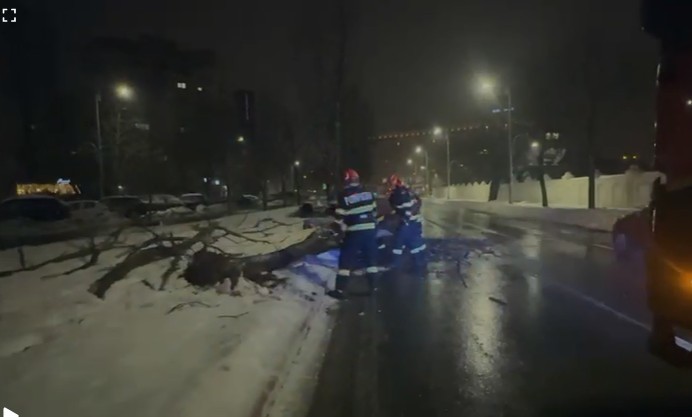 NEWS.ro: COD GALBEN DE NINSOri ŞI VISCOL - ISU Bucureşti - Ilfov - 15 intervenţii pentru îndepărtarea a 13 copaci şi a două elemente de construcţie / 3 autoturisme şi un gard, avariate - FOTO, VIDEO