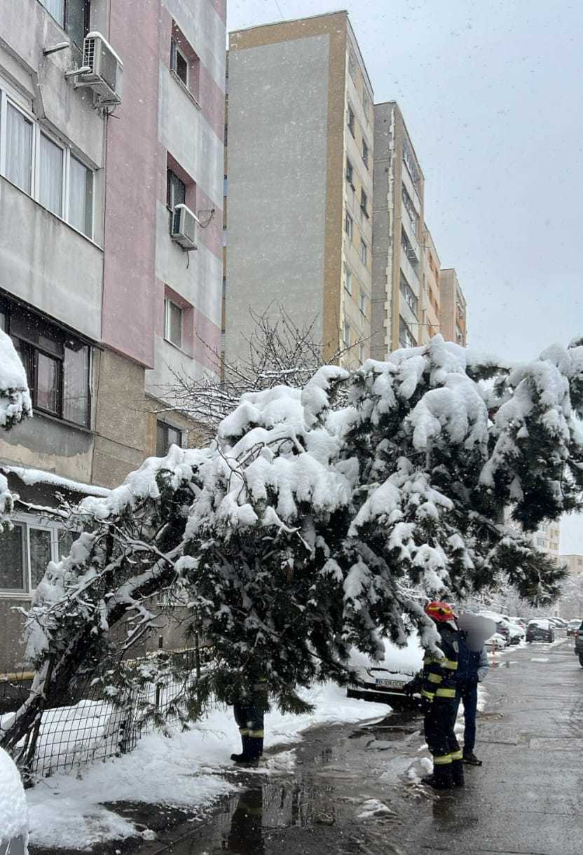 NEWS.ro: COD GALBEN DE VISCOL - Intervenţii IGSU în 11 localităţi din 6 judeţe şi în Bucureşti-21 de maşini şi 40 de  persoane, blocate / Aproape 2000 de consumatori din 6 judeţe, fără energie electrică /2 sectoare de drum naţional şi 25 de drum judeţean, închise