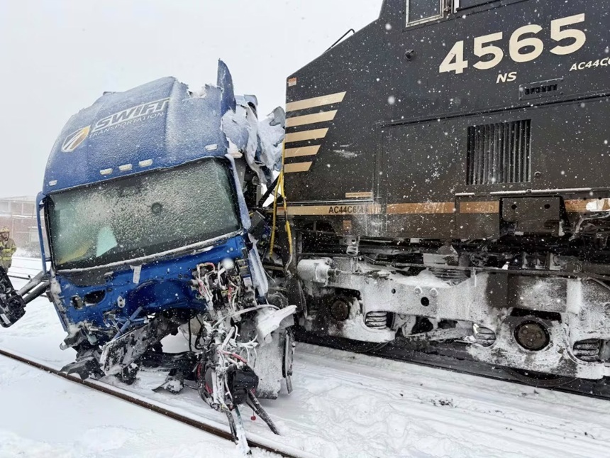 NEWS.ro: Coliziune în SUA între un tren, cu viteză mare, şi un camion blocat pe şine în zăpadă