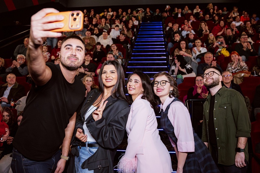 NEWS.ro: Comedia „În pielea mea”, primită cu entuziasm la proiecţiile speciale din ţară în prezenţa echipei - VIDEO