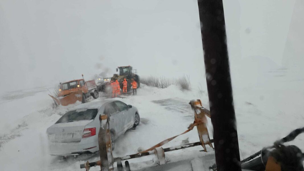 NEWS.ro: Constanţa: Pompierii au intervenit pentru deblocarea din zăpadă a 80 de autoturisme, în care se aflau 200 de persoane, dar şi a trei ambulanţe / O persoană care avea nevoie de dializă, preluată de un echipaj SMURD şi dusă la spital