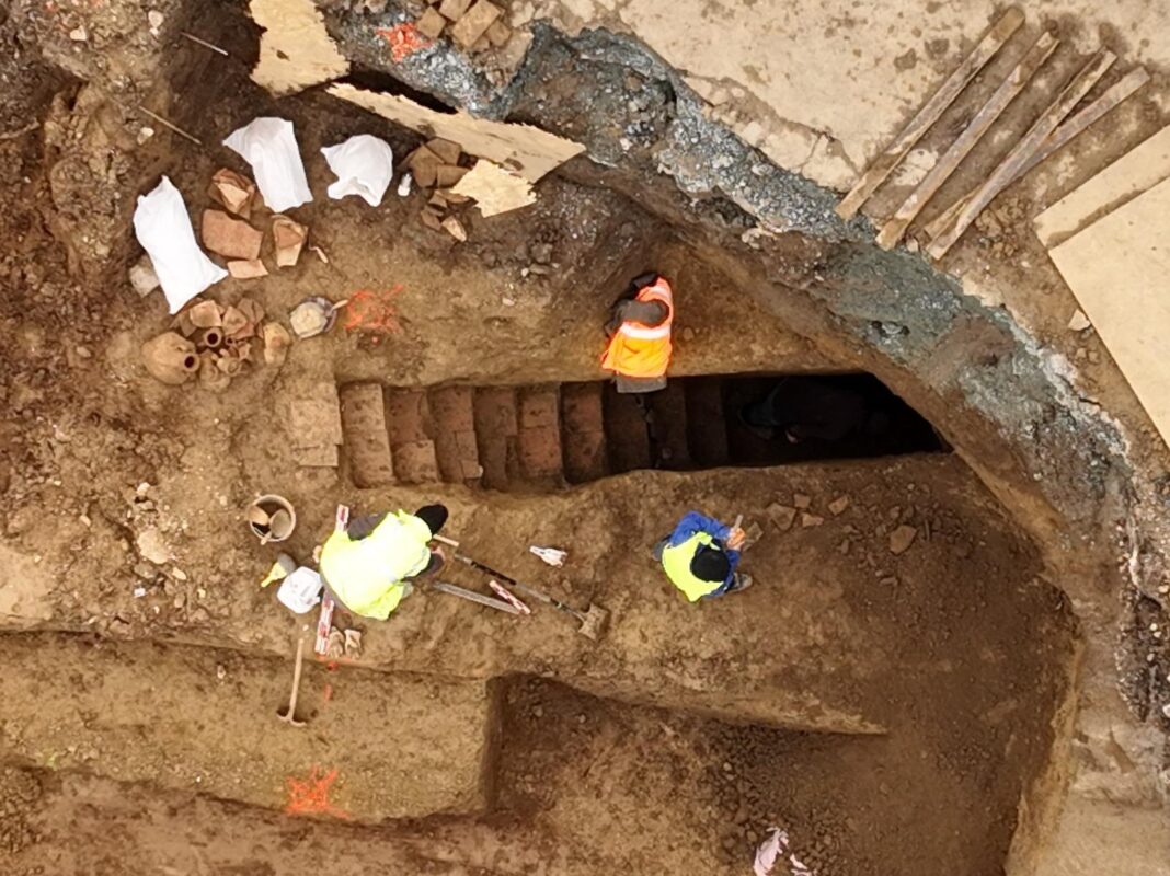 NEWS.ro: Constanţa: Primarul Vergil Chiţac a anunţat că lucrările de modernizare de la Spitalul de Boli Infecţioase sunt în întârziere din cauza etapei de cercetare arheologică / El ameninţă cu acţiuni penale şi civile pentru recuperarea prejudiciului