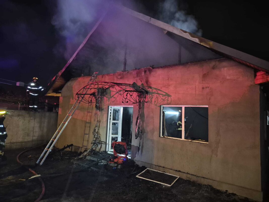 NEWS.ro: Constanţa: Puternic incendiu în Palazu Mare / A ars o casă pe o suprafaţă de 300 de metri pătraţi / Patru adulţi şi patru copii erau în locuinţă, dar au reuşit să iasă