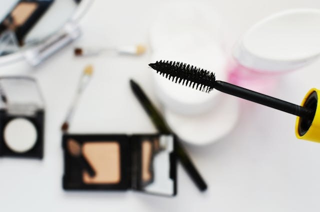 NEWS.ro: Cum îţi construieşti o rutină de machiaj coerentă prin produse esenţiale şi tehnici simple (P)