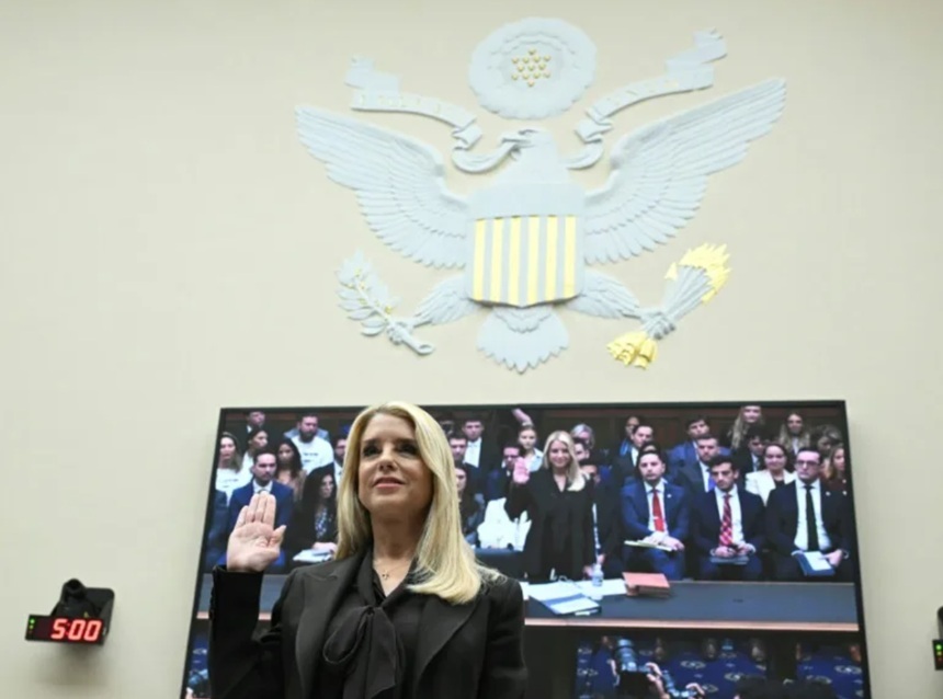 NEWS.ro: Democraţii o acuză în Congres pe secretara Justiţiei Pam Bondi de ”muşamalizarea” scandalului Epstein şi de transformarea departamentului în ”instrument al răzbunării” lui Trump. ”Trump comandă inculpări ca şi cum ar comanda pizza, iar voi le executaţi”