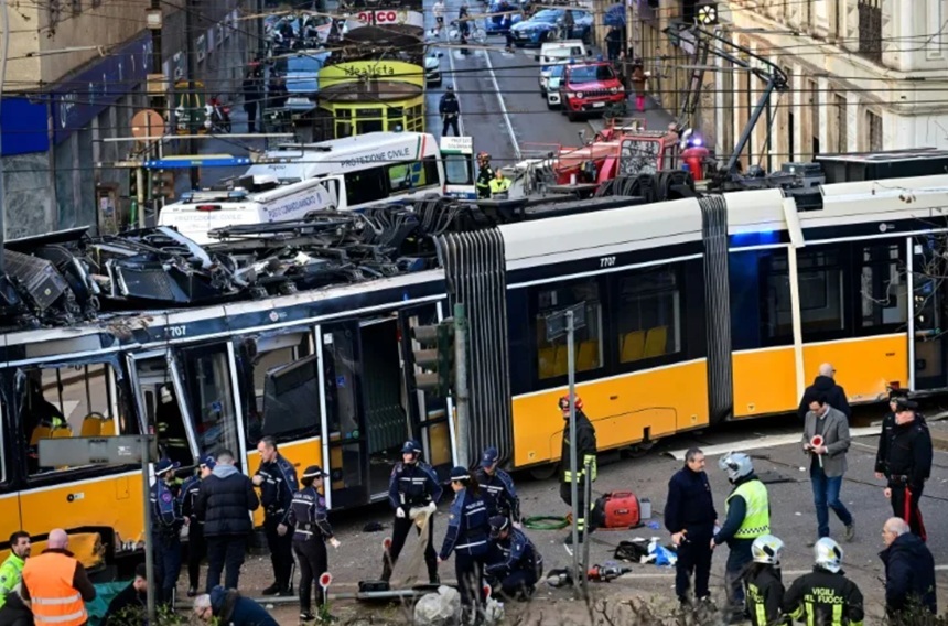 NEWS.ro: Doi morţi şi 38 de răniţi la Milano, după deraierea unui tramvai care a lovit un magazin, anunţă poliţia. Victimele sunt un italian de 60 de ani şi un imigrant din oraş, anunţă primarul, care afirmă că accidentul ”are legătură cu conductorul”