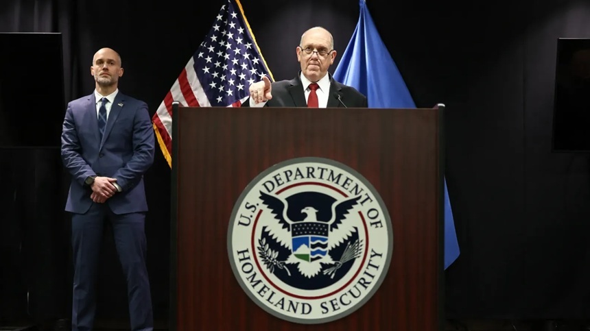 NEWS.ro: Emisarul lui Trump la Minneapolis, ”ţarul frontierelor” Tom Homan, anunţă retragerea ”imediată” a 700 de poliţişti ai imigraţiei