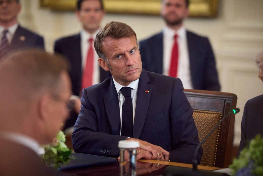 NEWS.ro: Emmanuel Macron vrea să „organizeze” împreună cu europenii reluarea dialogului cu Vladimir Putin, dar fără „prea mulţi interlocutori”