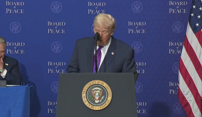 NEWS.ro: „Este o zi importantă”. Trump şi-a început discursul la reuniunea Consiliului pentru Pace prezentându-şi oaspeţii şi spunând câte ceva amabil despre fiecare. El i-a criticat pe cei care i-au refuzat invitaţia: „Nu te poţi da mare cu mine”