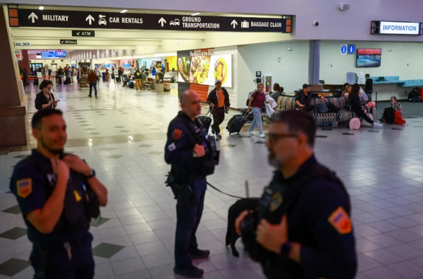 NEWS.ro: FAA ridică închiderea temporară a spaţiului aerian la El Paso, după ce Pentagonul ”neutralizează” drone ale unui cartel mexican al drogurilor. Nu există pericol la adresa traficului comercial, anunţă secretarul Transporturilor. Afacerile mexicane din zonă
