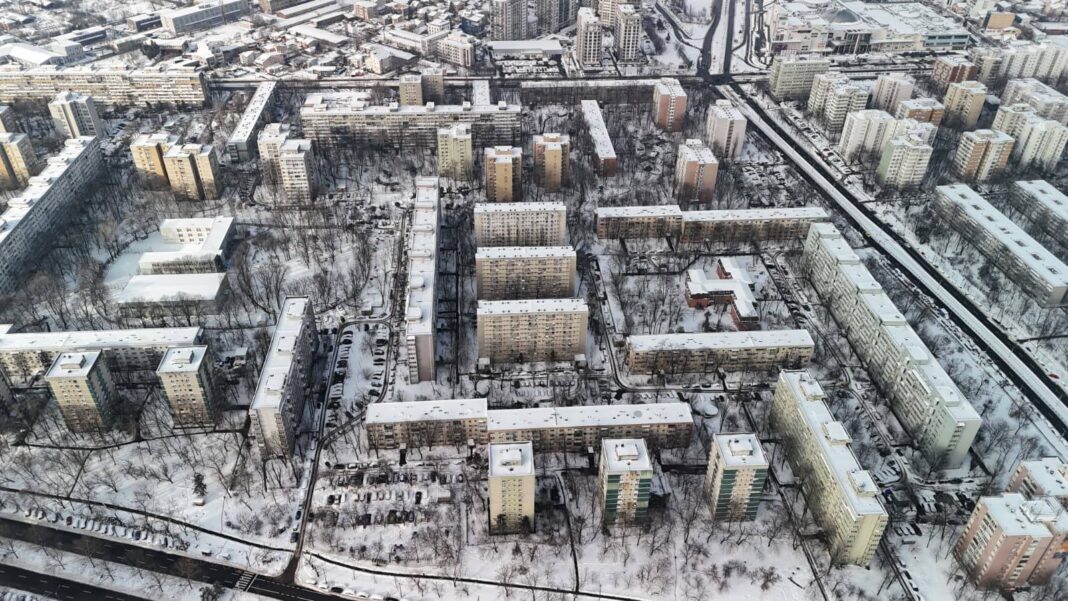 NEWS.ro: Fată de 16 ani, găsită inconştientă pe o stradă din Bucureşti, existând suspiciunea că s-a electrocutat / În apropiere era un copac căzut peste firele de tensiune, acestea ajungând pe sol / Anchetă a Poliţiei